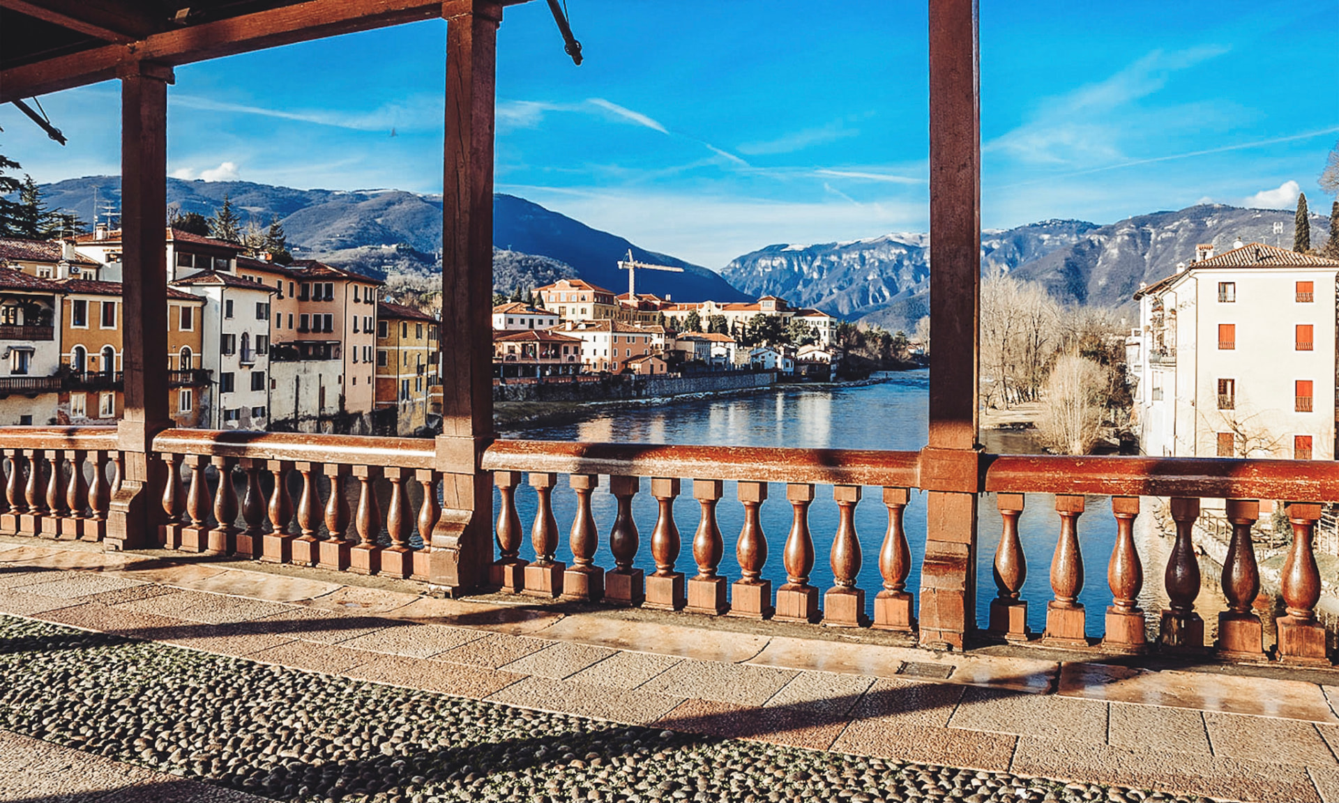 Veduta di Bassano con i tetti storici e il campanile